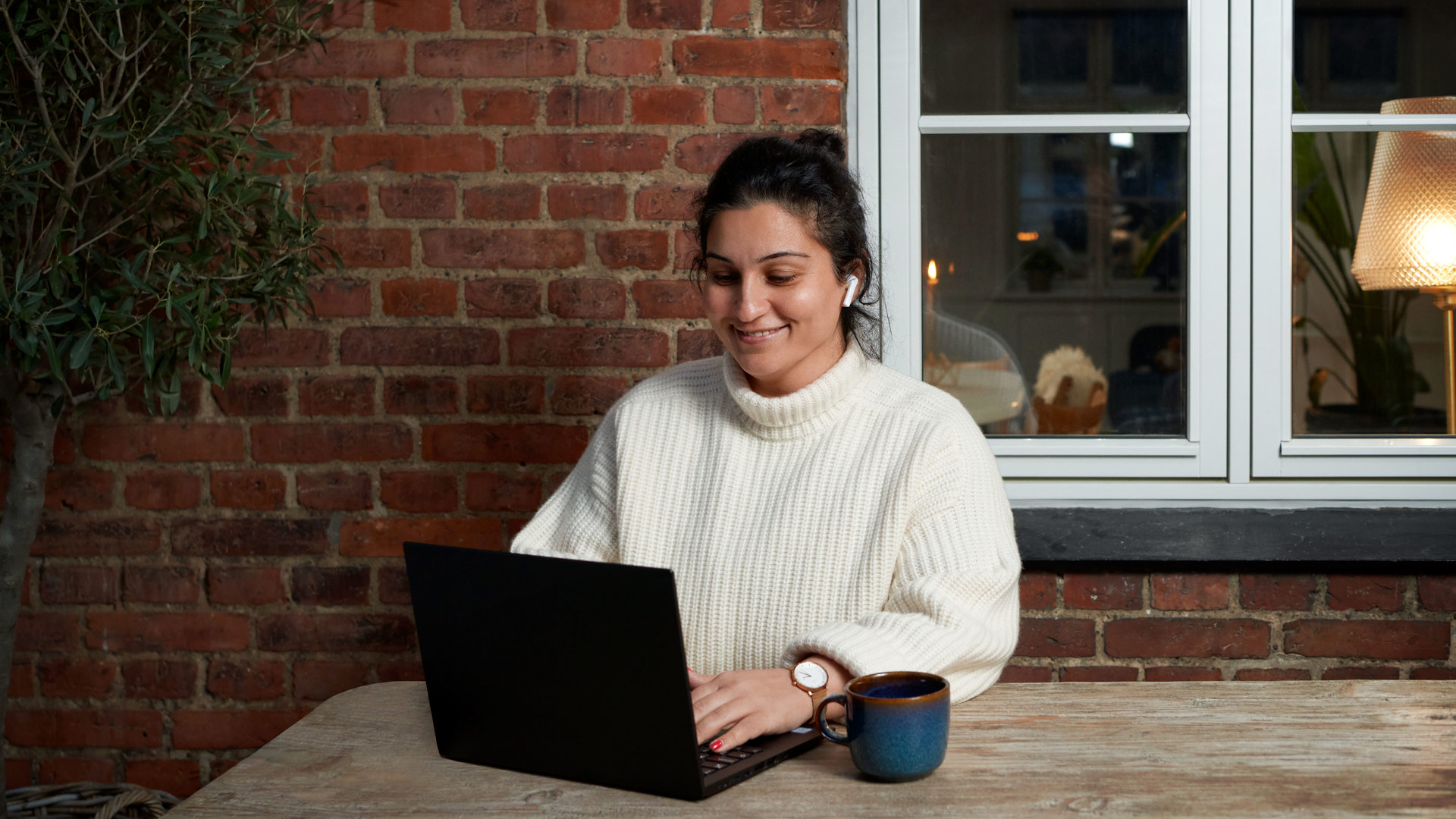 TDC NET Hjemmearbejdsplads Kvinde Terrasse Bærbar Low Srgb Retouche